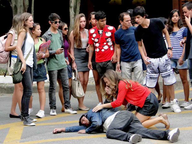 Pedro é atingido por um carro ao tentar alcançar Raquel (Foto: TV Globo/Malhação)