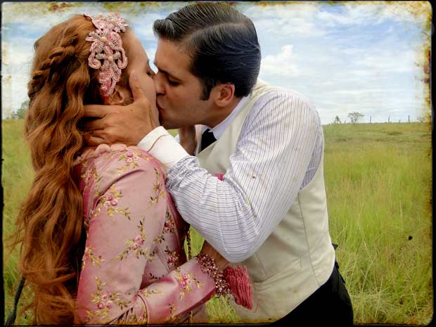 Timóteo beija Carlota (Foto: TV Globo/Cordel Encantado)