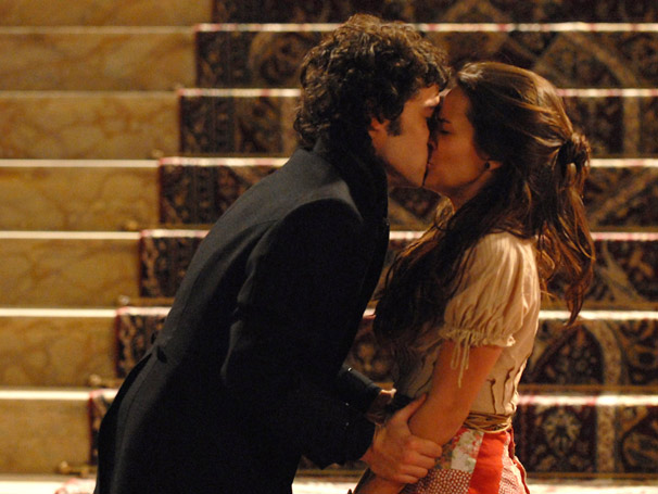 Felipe (Jayme Matarazzo) se declara para Açucena (Bianca Bin) e a beija (Foto: TV Globo/Alex Carvalho)