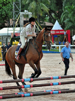 Paula Fernandes faz provas de saltos pela primeira vez (Foto: TV Globo/ Estevam Avellar)