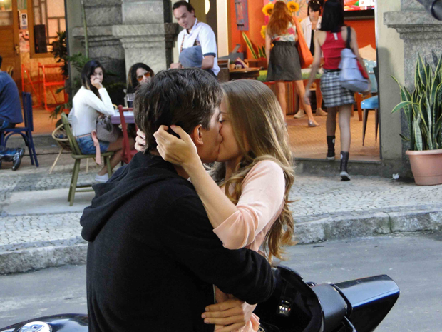 Guilherme beija Catarina nesta terça-feira, dia 17 (Foto: TV Globo/ Malhação)