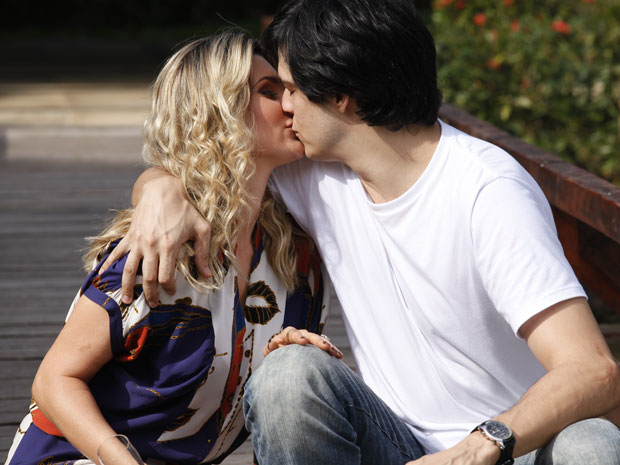 Naomi entrega o resultado do teste de DNA para Ícaro e os dois se beijam (Foto: TV Globo/ Morde &amp; Assopra)