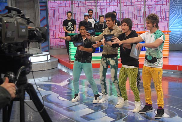 Os meninos do Restart cantaram e dançaram no programa (Foto: TV Globo/Blenda Gomes)