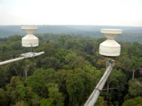INPA: Torres para pesquisas sobre a dinâmica da atmosfera da Amazônia (Foto: Divulgação / Tabajara Moreno)