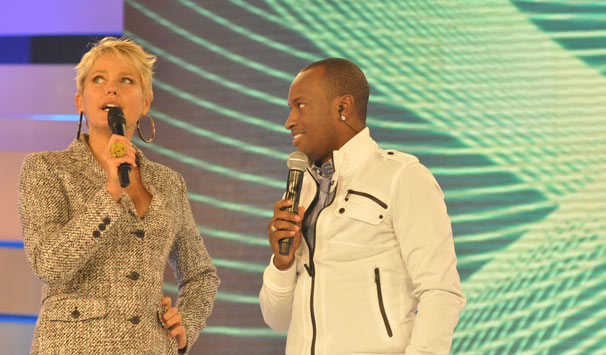 A apresentadora Xuxa conversa com o vocalista da banda, o cantor Thiaguinho (Foto: João Cotta/ TV Globo)