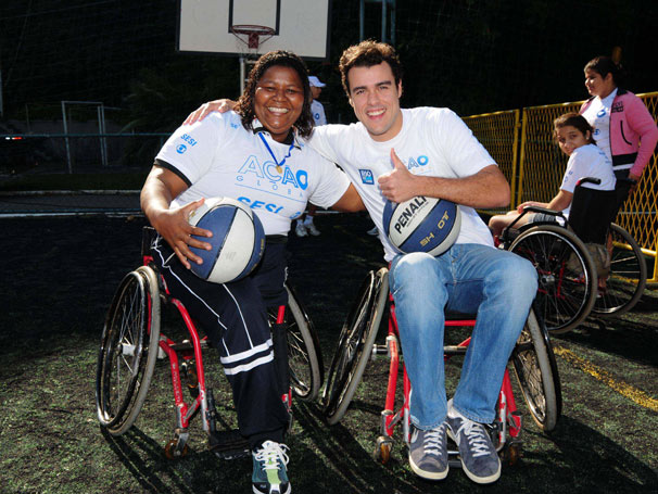 Joaquim se divertiu com umas das atletas paraolímpicas presentes no evento (Foto: Kiko Cabral/ TV Globo)