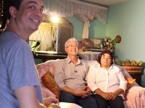 O redator João Brandão entrevista Ademilson e Lourdes Maia, pais de Jobson Maia, no vídeo que a equipe do Criança Esperança 2011 fez em Natal (Foto: Christina Fuscaldo)