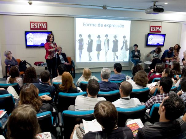 A professora da ESPM, Ana Lavaquial, falou sobre os fatores sociais que influenciam a moda (Foto: Renato Velasco)
