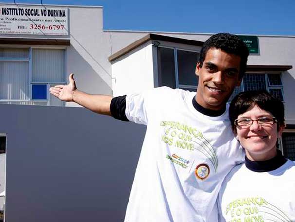 Marcelo Mello Júnior e Carmen Ferreira, presidente do Instituto Vó Durvina  (Foto: Foto: Euricles Macedo/RPC TV)
