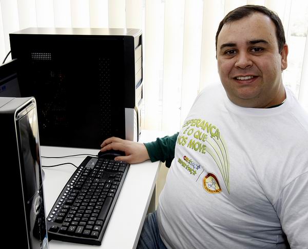 Carlos César Lemos Júnior, professor de informática no Instituto Vó Durvina (Foto: Euricles Macedo)