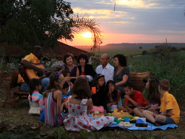 Cena em que a família de Marlene Taveira Cintra se reúne com alunos da Adevirp, em Ribeirão Preto (Foto: Christina Fuscaldo)