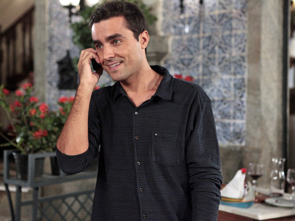 Vicente recebe uma ligação de Cláudia (Foto: TV Globo / Aquele Beijo)
