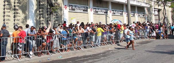 Torcedores do Vasco enfrentaram sol forte e longas filas para garantir o ingresso (Foto: Ivo Gonzalez / O Globo / Globo Esporte.com)