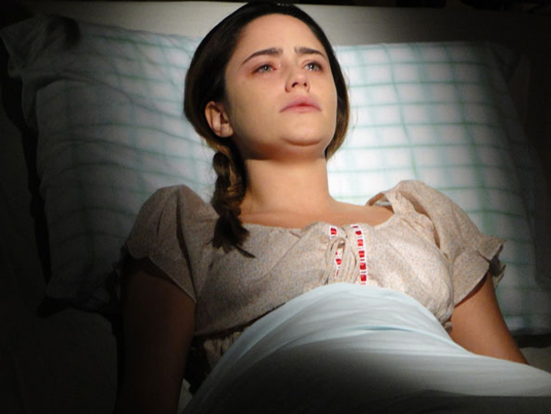 Ana desperta do coma e chama pela filha (Foto: TV Globo/ A Vida da Gente)