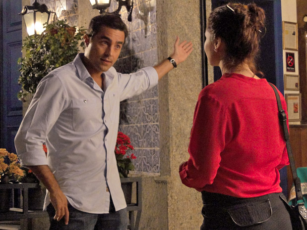 Vicente diz a Cláudia que vai pedir Lucena em casamento (Foto: TV Globo / Aquele Beijo)