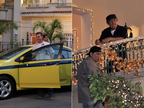 Luciano Huck interpreta um taxista enquanto Renato Aragão e Dedé Santana arrumam as luzes (Foto: TV Globo / Camila Crespo / Miriam Paço)