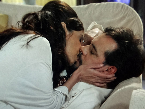 Damiana aproveita que Felizardo está dormindo e dá um beijo nele (Foto: TV Globo / Aquele Beijo)