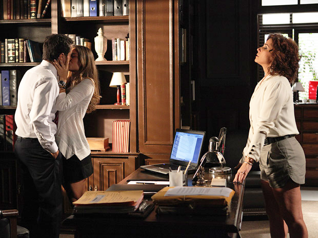 Lucena visita Vicente no escritório quando Claudia surge (Foto: TV Globo/ Aquele Beijo)