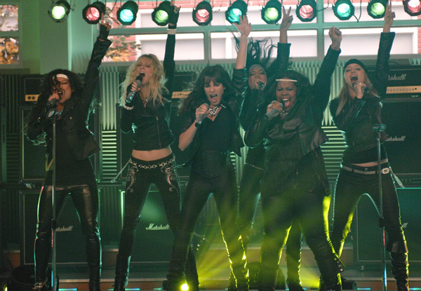 Elenco feminino de Glee se apresenta no palco em apisódio da segunda temporada (Foto: Divulgação/Fox)
