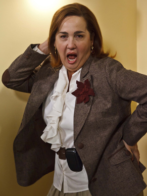 Cláudia Jimenez vive uma secretária muito inocente (Foto: TV Globo / Ique Esteves)