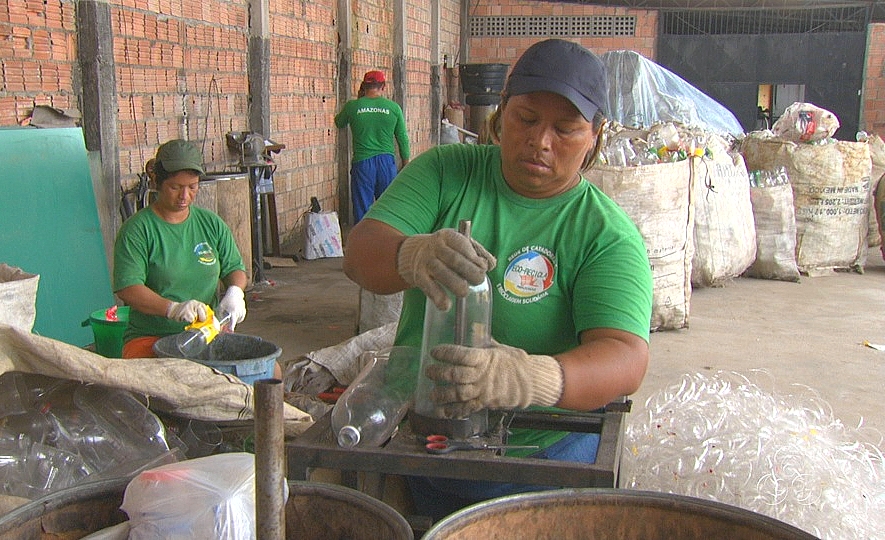O processo de fabricação ainda é manual (Foto: Amazônia TV)