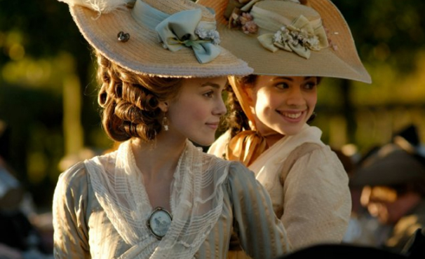 Georgiana (Keira Knightley) e Bess Foster (Hayley Atwell) tornam-se amigas em 'A Duquesa' (Foto: Divulgação)