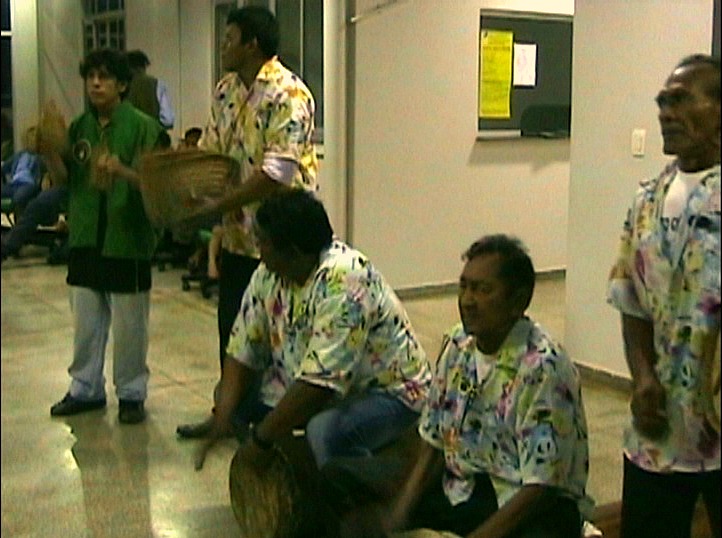 A orquestra foi recepcionada pelo grupo Gambá Pingo de Luz (Foto: Amazônia TV)