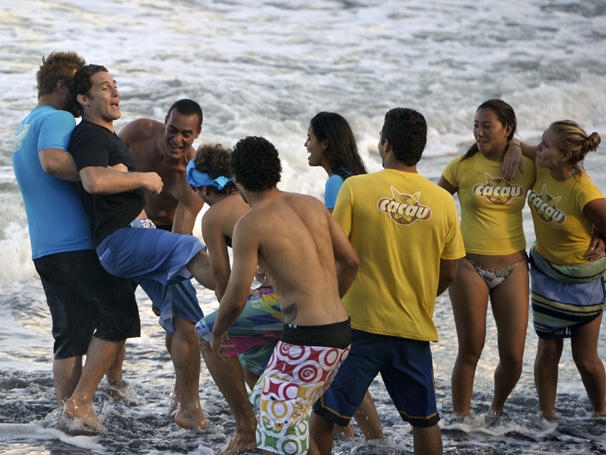 Participantes do reality Nas Ondas jogam o novo apresentador do Corujão do Esporte, Flávio Canto, no mar da Bahia (Foto: TV Globo)