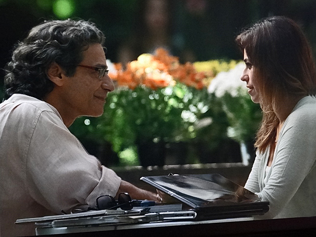 Renato e Suzana confessam atração um pelo outro (Foto: TV Globo / A Vida da Gente)