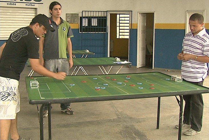 O grupo se reúne aos domingos para praticar futebol de mesa  (Foto: Globo Esporte AM)