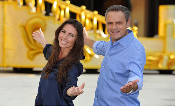 Glenda Kozlowski se une a Luis Roberto na transmissão do carnaval carioca (Foto: TV Globo / Alex Carvalho)