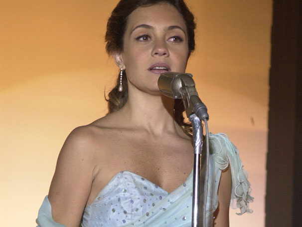 Lola (Adriana Esteves) cantava à noite em um cabaré em  (Foto: TV Globo / CEDOC)