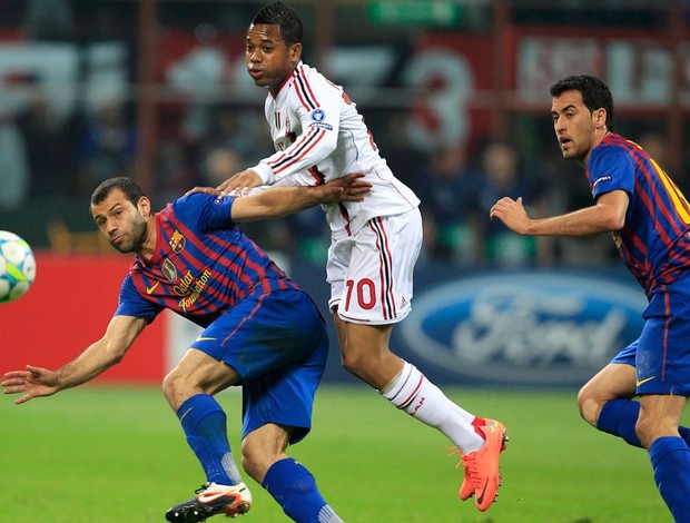 Robinho disputa jogada com jogador do Barcelona no primeiro jogo das quartas de finais (Foto: Reuters / Reprodução: Globoesporte.com)
