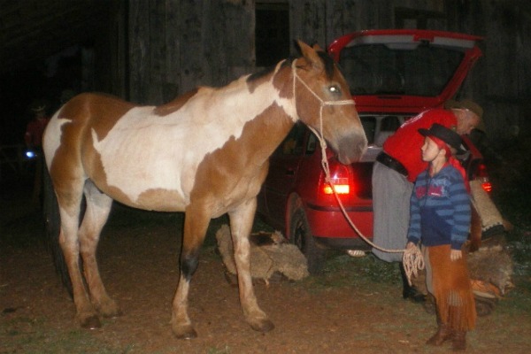 Pedrinho Albano preparando-se de madrugadito para uma cavalgada (Foto: Arquivo pessoal)