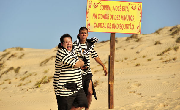 Jorginho (Leandro Hassum) e Pedrão (Marcius Melhem) vão parar em uma ilha com gente pra lá de esquisita (Foto: TV Globo / João Miguel Júnior)