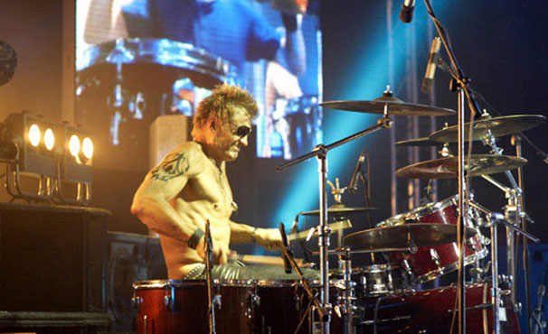 Dolph Lundgren é baterista na vida real e na ficção (Foto: Divulgação / Reprodução)