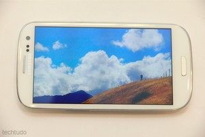 Galaxy S3 roda filmes na tela super AMOLED de 4,8 polegadas  (Foto: TechTudo/Allan Melo)