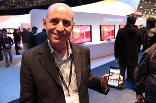 Jorge Aguiar, Presidente da Sony Mobile Brasil, e o Xperia ZQ (Foto: Léo Torres)