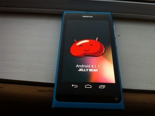 Nokia N9 transformado em Nexus 9, com sistema Jelly Bean (Reprodução|The Verge) (Foto: Nokia N9 transformado em Nexus 9, com sistema Jelly Bean (Reprodução|The Verge))