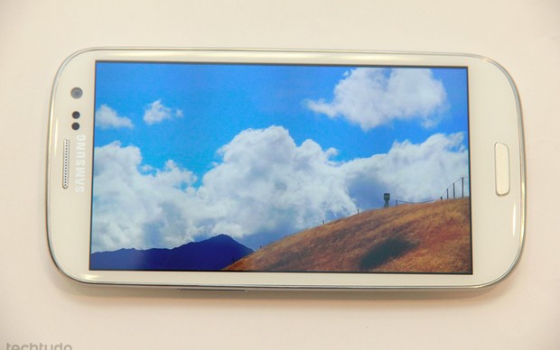 Galaxy S3 roda filmes na tela super AMOLED de 4,8 polegadas  (Foto: TechTudo/Allan Melo)