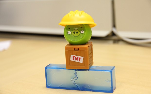 Angry Birds No Gelo possui uma "bomba" TNT, assim como a versão virtual (Foto: TechTudo)