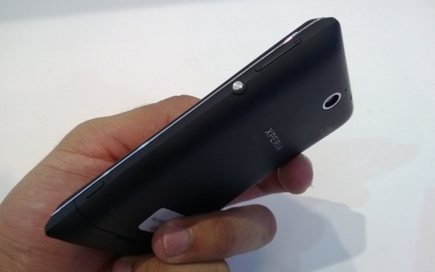 Xperia J é um smartphone intermediário da Sony (Foto: Allan Melo/TechTudo)