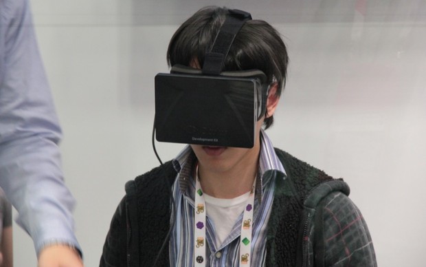 Visitante da GDC 2013 testa o Oculus Rift (Foto: Léo Torres/TechTudo)