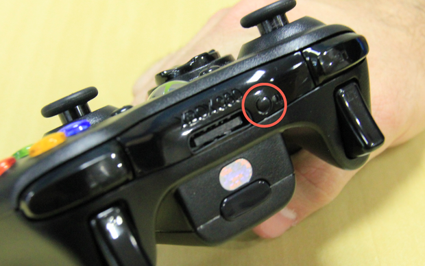 Use o pequeno botão, localizado na parte de cima do joystick, para sincronizar com o seu console (Foto: Isadora Ribeiro / TechTudo)