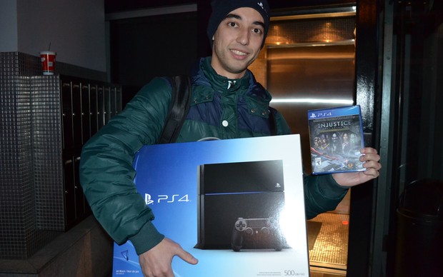 O brasileiro Henrique Moraes já havia garantido seu console na pré-venda. Ele reservou seu PS4 há dois meses (Foto: Monique Mansur / TechTudo)