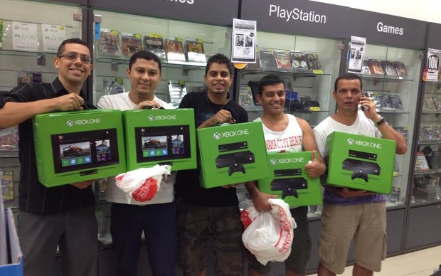 Kléber, Victor, Thiago, Marco Antônio e Marcos Antônio foram um dos primeiros compradores do Xbox One no RJ (Foto: Diego Borges / TechTudo)