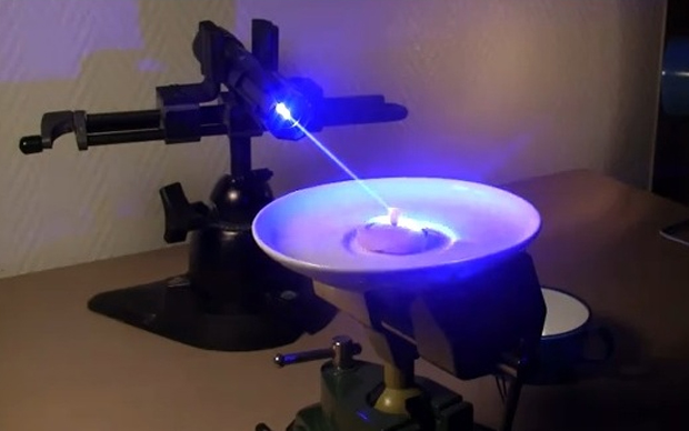 A maneira mais intuitiva, tecnologia e divertida de se fazer pipoca é estourando os milhos com um raio laser (Foto: Reprodução)