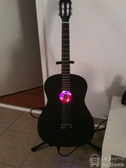 Casemod de um violão (Foto: Reprodução/Le Journal du Geek)