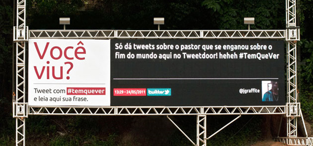 Telão exibe tweets em Salvador (Foto: iBahia)