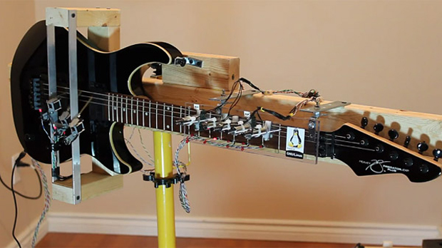 Guitarra tocada por um robô (Foto: Divulgação)